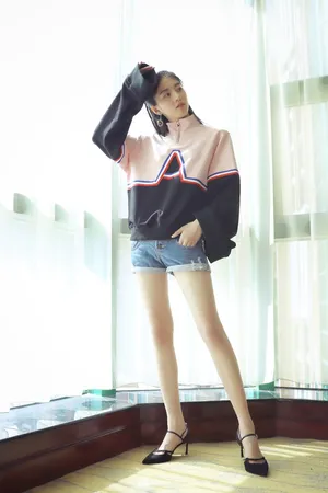 李凯馨学院风卫衣写真俏皮可爱_3