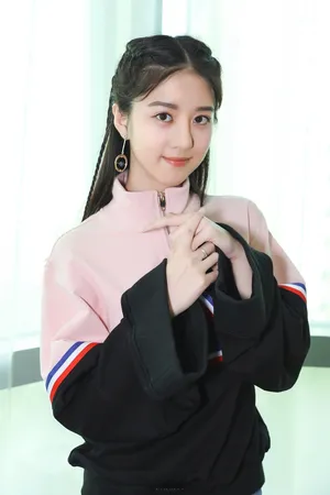 李凯馨学院风卫衣写真俏皮可爱_4
