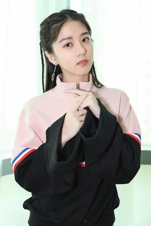 李凯馨学院风卫衣写真俏皮可爱_6
