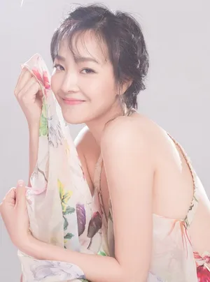 短发美女何杜鹃唯美动人时尚写真图片_1