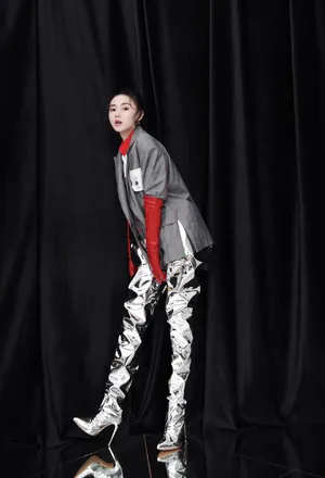 江铠同神秘未来感时尚写真图片_2