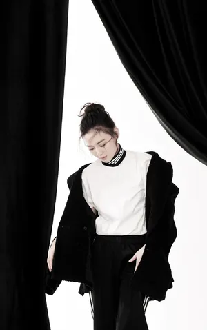 江铠同黑白简约风时尚写真图片_3