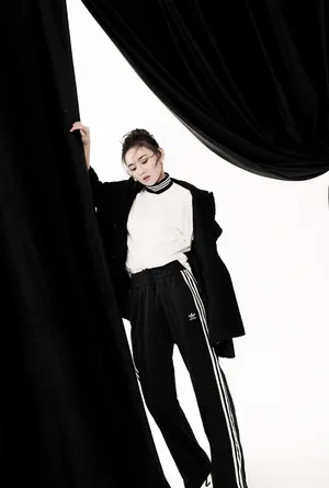 江铠同黑白简约风时尚写真图片_4