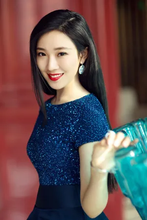菅纫姿明艳动人写真图片