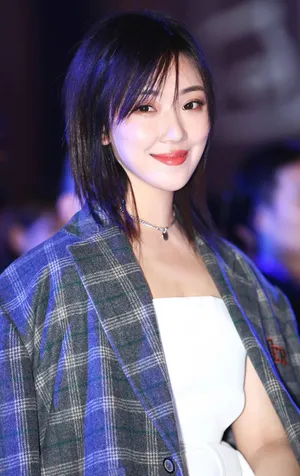 菅纫姿优雅干练活动照高清图片_4