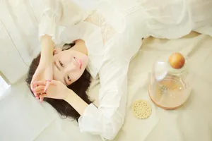 菅纫姿白纱长裙性感写真图片_4