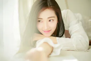 菅纫姿白纱长裙性感写真图片_5