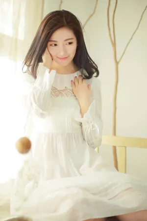 菅纫姿白纱长裙性感写真图片_6