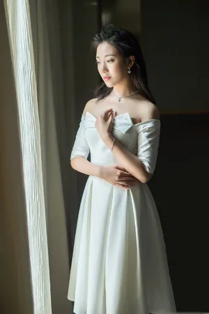 菅纫姿白裙时尚优雅写真图片_3