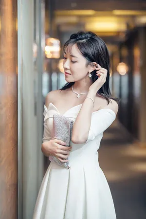 菅纫姿白裙时尚优雅写真图片_4