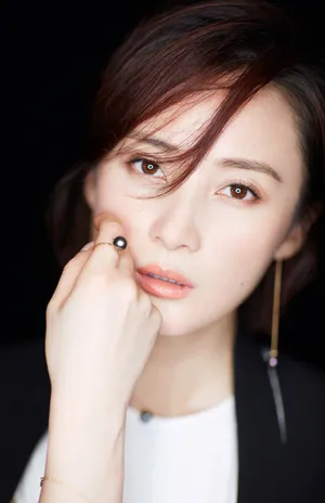 蒋勤勤成熟知性黑白时尚写真高清图片_2