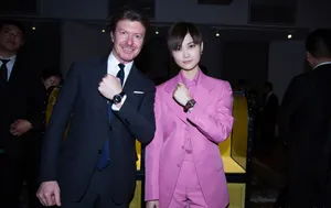 李宇春粉色西服帅气时尚写真图片