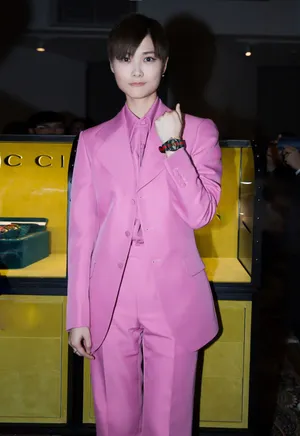 李宇春粉色西服帅气时尚写真图片_1