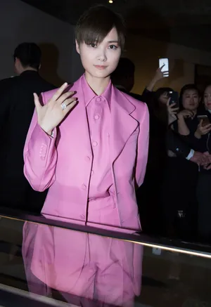 李宇春粉色西服帅气时尚写真图片_2