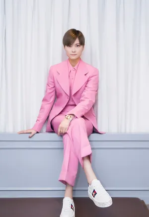 李宇春粉色西服帅气时尚写真图片_5
