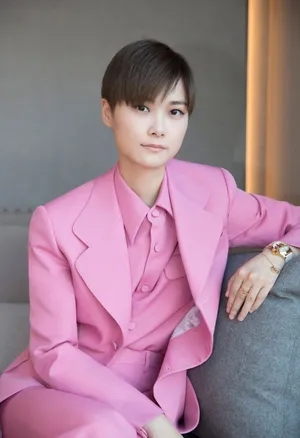 李宇春粉色西服帅气时尚写真图片_6