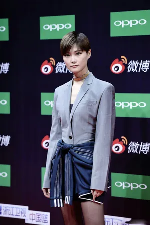 李宇春短裙黑丝性感活动图片_1