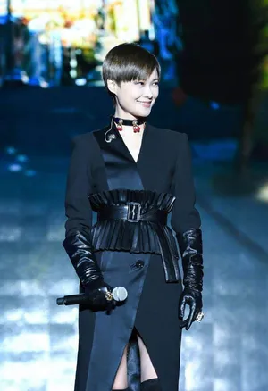 李宇春短发皮衣冷艳性感舞台写真图片