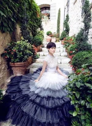 李宇春性感长裙唯美花园写真_1