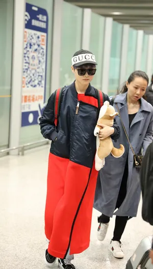 李宇春北京机场最新街拍图片