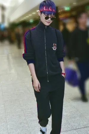 李宇春紫发运动风机场写真_4