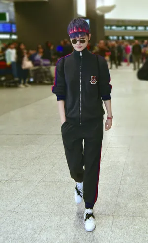李宇春紫发运动风机场写真_5