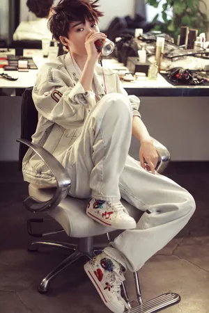 大长腿李宇春个性另类写真图片