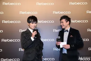 李宇春裙装露美腿与尚雯婕同台争艳