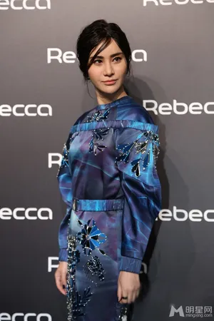 李宇春裙装露美腿与尚雯婕同台争艳