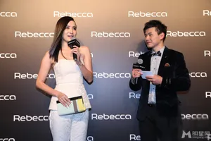 李宇春裙装露美腿与尚雯婕同台争艳_3