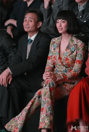 李宇春裙装露美腿与尚雯婕同台争艳_4