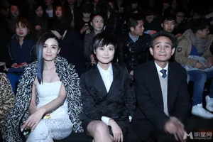 李宇春裙装露美腿与尚雯婕同台争艳_5