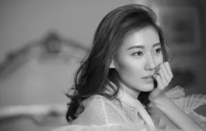 高露黑白质感迷人写真图片_5