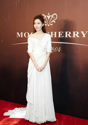 高露唯美气质礼服活动图片