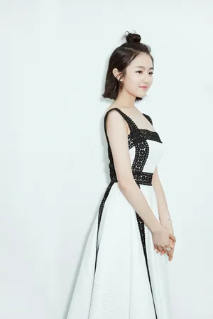 李兰迪白裙清新淡雅活力写真图片