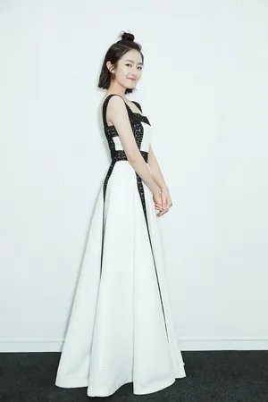 李兰迪白裙清新淡雅活力写真图片_2