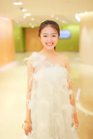 李兰迪白裙露肩性感图片