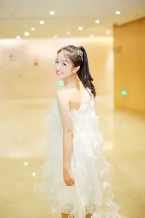 李兰迪白裙露肩性感图片_3