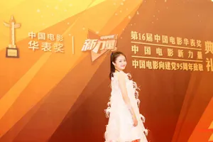 李兰迪白裙露肩性感图片_5