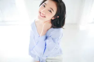 李兰迪性感露肩衬衣写真高清图片