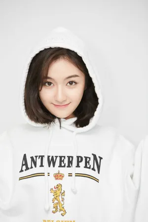 李兰迪白卫衣活力甜美写真图片