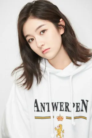 李兰迪白卫衣活力甜美写真图片