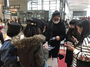 李兰迪机场纯黑造型甜美写真图片