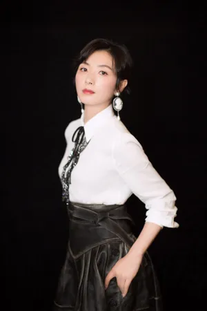 万茜清新俏皮白衬衫写真图片_3