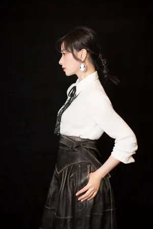 万茜清新俏皮白衬衫写真图片_4