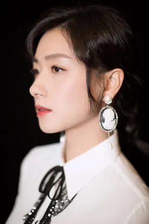 万茜清新俏皮白衬衫写真图片_5