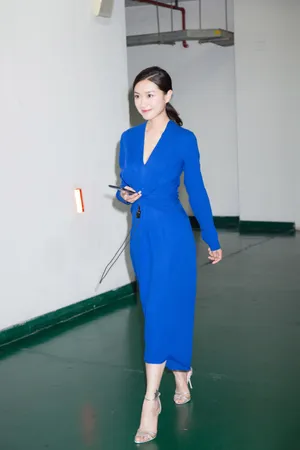万茜深V蓝色长裙礼服性感写真图片