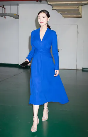万茜深V蓝色长裙礼服性感写真图片_2