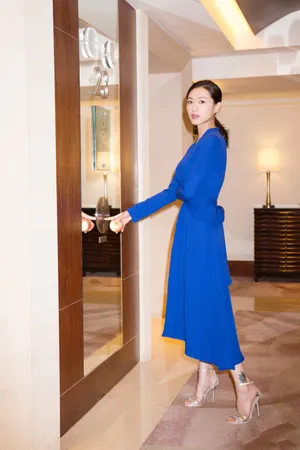万茜深V蓝色长裙礼服性感写真图片_3