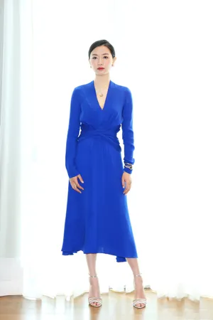 万茜深V蓝色长裙礼服性感写真图片_6